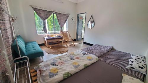 潘郎Chú Trọc Homestay - Phan Rang Homestay & Camp的一间卧室配有一张床、一把椅子和一张桌子