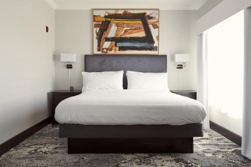 休斯顿Champions Club Texas的一间卧室配有一张带白色床单的大床