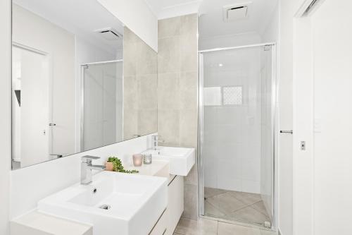 凯恩斯Blue Lagoon Villa B的白色的浴室设有水槽和淋浴。