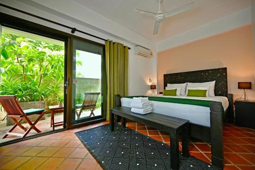 卡马拉海滩爬爬螃蟹精品旅馆的一间带大床的卧室和一个阳台