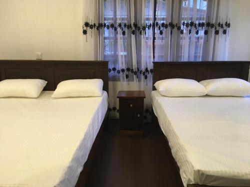 阿杭格默Sky Family Villa Ahangama的卧室内两张并排的床