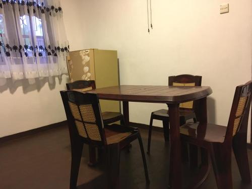 阿杭格默Sky Family Villa Ahangama的一张木桌和椅子