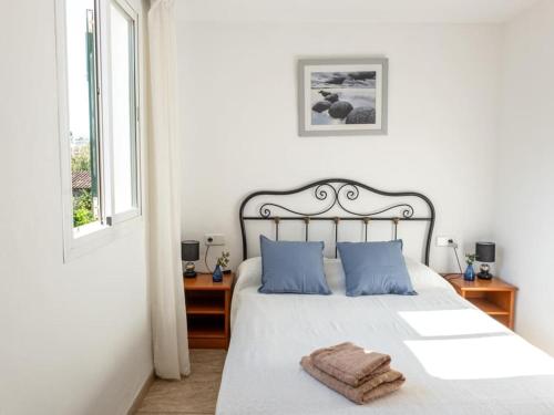 索列尔Can Freixa, fantástica villa con piscina的一间卧室配有白色床和蓝色枕头