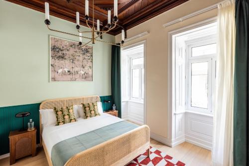 里斯本Haws Lisboa的一间卧室设有一张床和两个窗户。