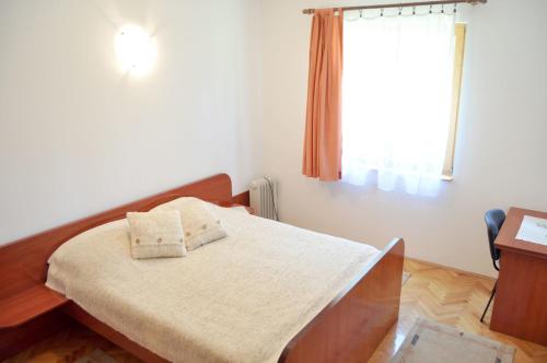 兹拉蒂博尔Apartment Evropa的一间卧室配有一张带两个枕头的床