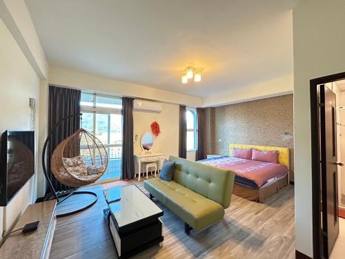 池上假期民宿的客厅配有沙发和一张位于房间的床
