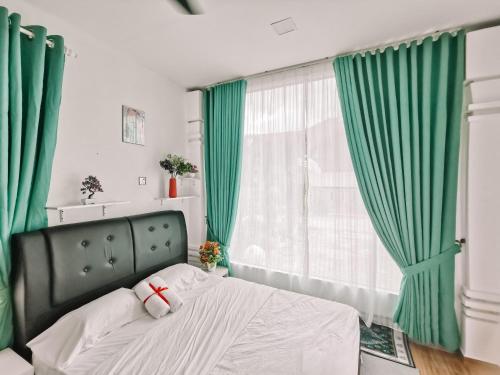 Kota BharuInap Idaman 5 With 2 Queen Bed In Kubang Kerian的一间卧室配有一张带绿色窗帘的床