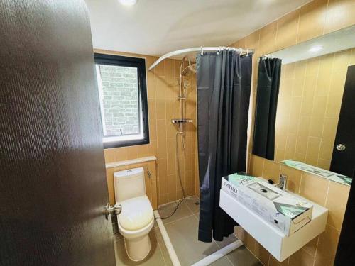 Ban Rangeng2 bedroom central*naka market的浴室配有卫生间、盥洗盆和淋浴。
