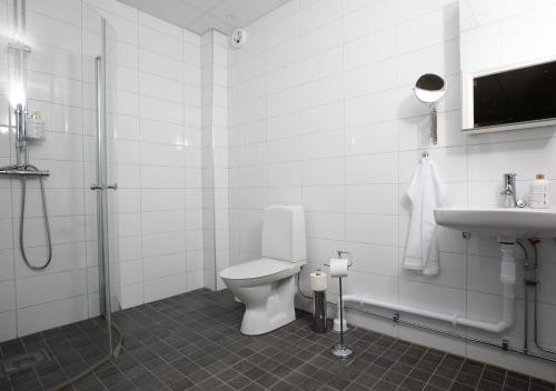 KarlholmsbrukHotell Havsporten的白色的浴室设有卫生间和水槽。