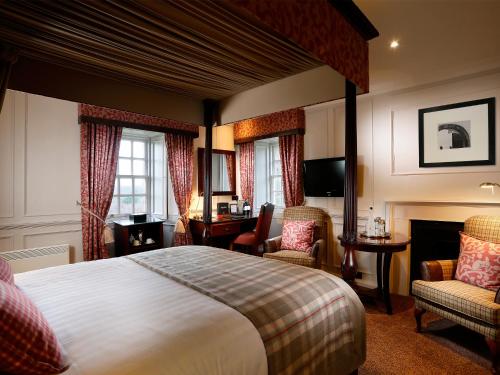 利文斯顿麦克唐纳德豪斯顿别墅酒店的酒店客房,配有一张床、一张桌子和椅子