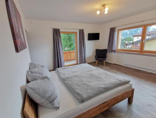 埃布斯Ferienwohnung Kramerhof的卧室配有床、椅子和窗户。