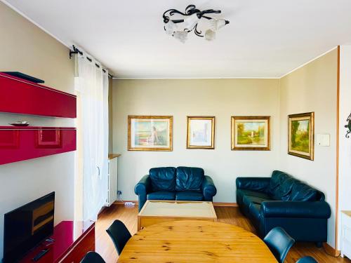格拉索比奥Orio Relax&Fly的客厅配有2张蓝色的沙发和1张桌子