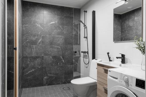 波里Prime Apartments Pori Central的带淋浴、卫生间和盥洗盆的浴室