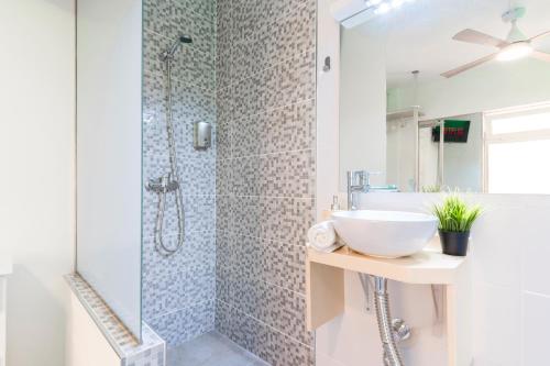 阿罗纳Villa Neon Tenerife的白色的浴室设有水槽和淋浴。