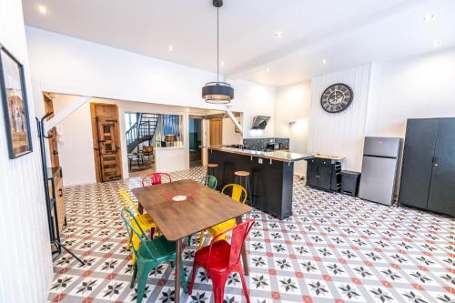 圣艾蒂安Kasa Java - Très spacieux, tout équipé et confortable - Proche centre的厨房以及带桌椅的用餐室。