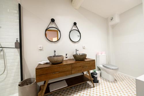 圣艾蒂安Kasa Java - Très spacieux, tout équipé et confortable - Proche centre的一间带两个盥洗盆和卫生间的浴室