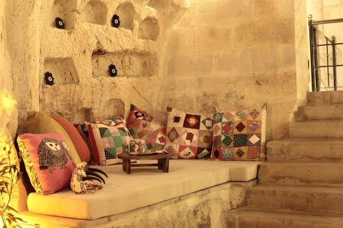 于尔居普卡帕多西亚阿苏瓦里套房酒店的客房设有带枕头的沙发。