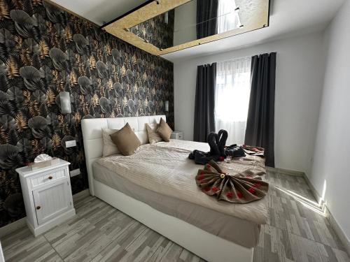 马斯帕洛马斯Paradise Resort - FKK Swinger & Nudist Couples Only的一间卧室配有一张大床和壁画