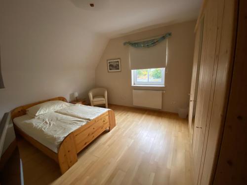 穆尔河畔布鲁克Haus Clearwater的一间小卧室,配有床和窗户