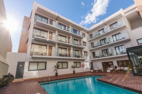 塔拉戈纳劳里亚酒店的公寓大楼设有游泳池