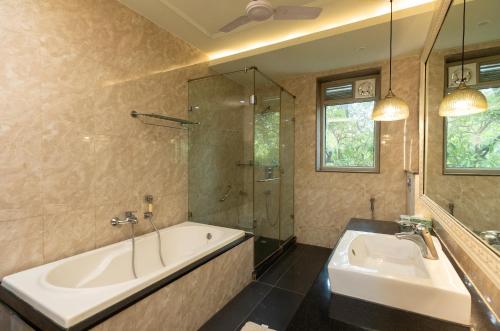 新德里R6 Luxury Peacefull & Comfortable的带浴缸、水槽和淋浴的浴室