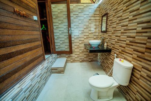 蓝梦岛Bagus Dream Beach Villa Lembongan的一间带卫生间和水槽的浴室