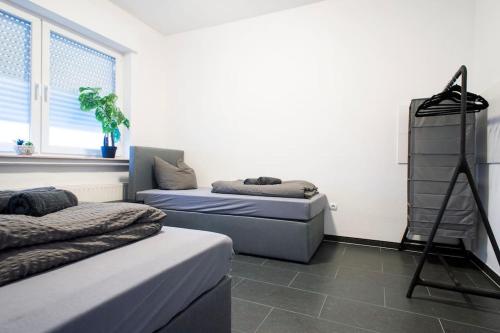格罗瑙Modernes großräumiges Apartment - zwei Bäder的一间设有两张床的房间,里面装有三脚架