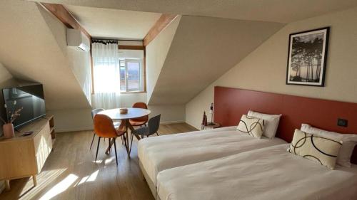 托农莱班巴拉丁斯公寓酒店的酒店客房设有一张大床和一张桌子。