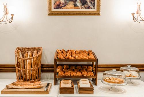 巴黎布玛尔查别墅酒店的桌上的面包和糕点
