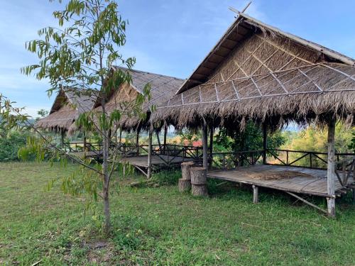 Ban Khao Ya Nuaลาน​กางเต๊นท์​ข้าวซอย​เขาค้อ​的茅屋,长凳,草屋顶