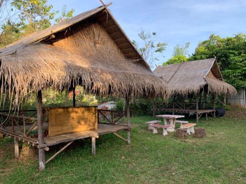 Ban Khao Ya Nuaลาน​กางเต๊นท์​ข้าวซอย​เขาค้อ​的小屋,带长凳和野餐桌