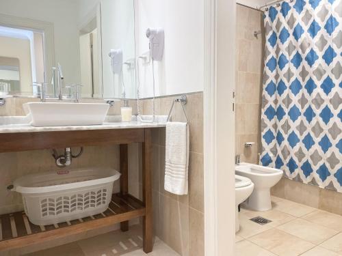 里奥格兰德Himmel Blau Rentals的一间带水槽和卫生间的浴室
