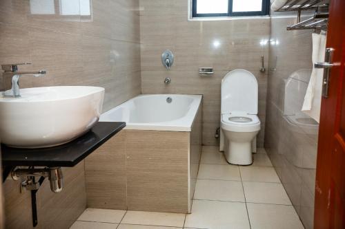 卢萨卡Eleganciana Lodges Limited的一间带水槽和卫生间的浴室