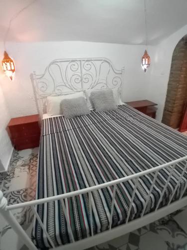 瓜迪克斯Cueva La Ermita II的配有2个枕头的白色床