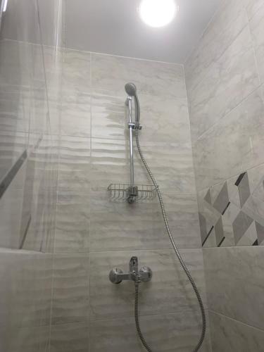 索非亚Мотел Тихия кът的浴室内配有淋浴和头顶淋浴