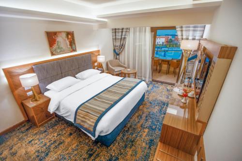 塞得港Helnan Hotel - Port Fouad的酒店客房设有床和客厅。