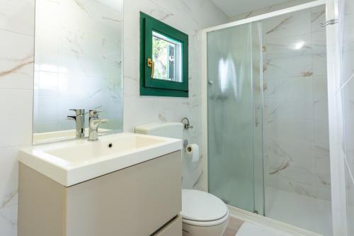 克尔克Camping Glavotok的白色的浴室设有水槽和淋浴。