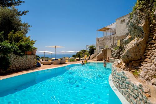 卡普里拉佛洛里迪安娜酒店的蓝色海水度假村内的游泳池