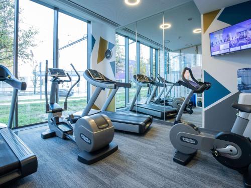卢森堡卢森堡诺富特套房酒店的健身房设有跑步机和椭圆机