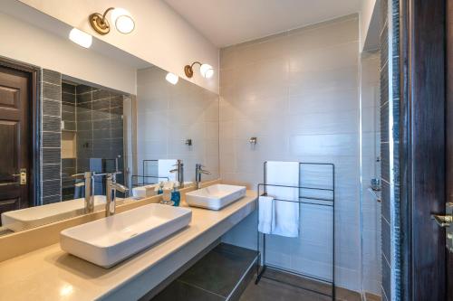 KajiadoTulia Villas, 3 and 4 bedroom Villas, Champagne Ridge的一间带两个盥洗盆和淋浴的浴室