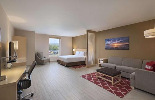 马那瓜Hyatt Place Managua的酒店客房,配有床和沙发