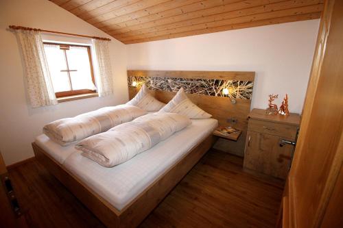 鲁波尔丁Schifterhof Ruhpolding的一间卧室配有一张带两个枕头的床