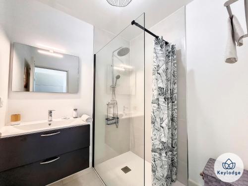 圣皮埃尔Villa Clokassya - 60m² avec piscine - Saint-Pierre的白色的浴室设有水槽和淋浴。