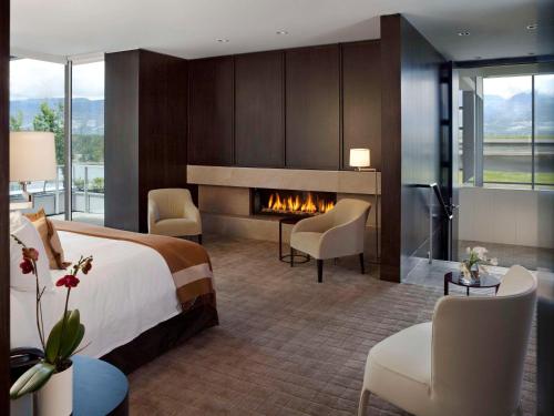 温哥华费尔蒙特环太平洋酒店的酒店客房配有一张床和一个壁炉。