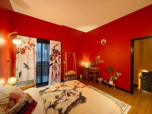 卡尔加里Lu Yao Inn OP的卧室设有红色的墙壁和一张床