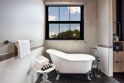 奈阿克Hotel Nyack, a JdV by Hyatt Hotel的带窗户的浴室内的白色浴缸