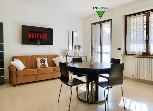 都灵Appartamento indipendente a Mirafiori Sud的客厅配有桌子和沙发