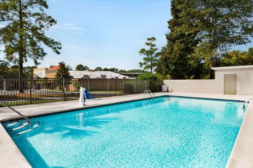 哥伦比亚La Quinta Inn by Wyndham Columbia NE Fort Jackson的一个带围栏的院子内的游泳池