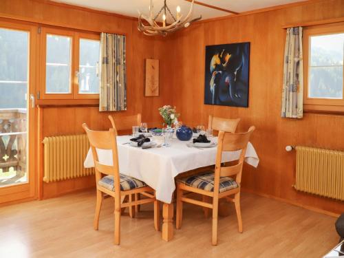 FrauenkirchApartment Haus Chumma Apt1 by Interhome的一间配备有白色桌椅的用餐室