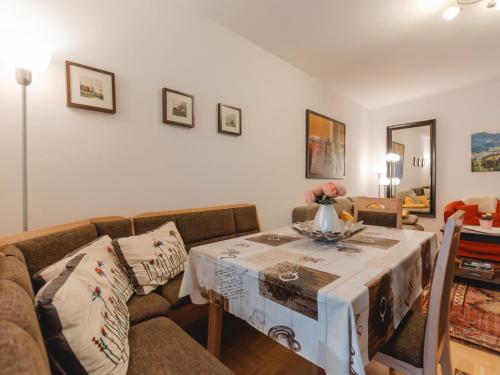 巴特霍夫加施泰因Apartment Orlic by Interhome的客厅配有沙发和桌子